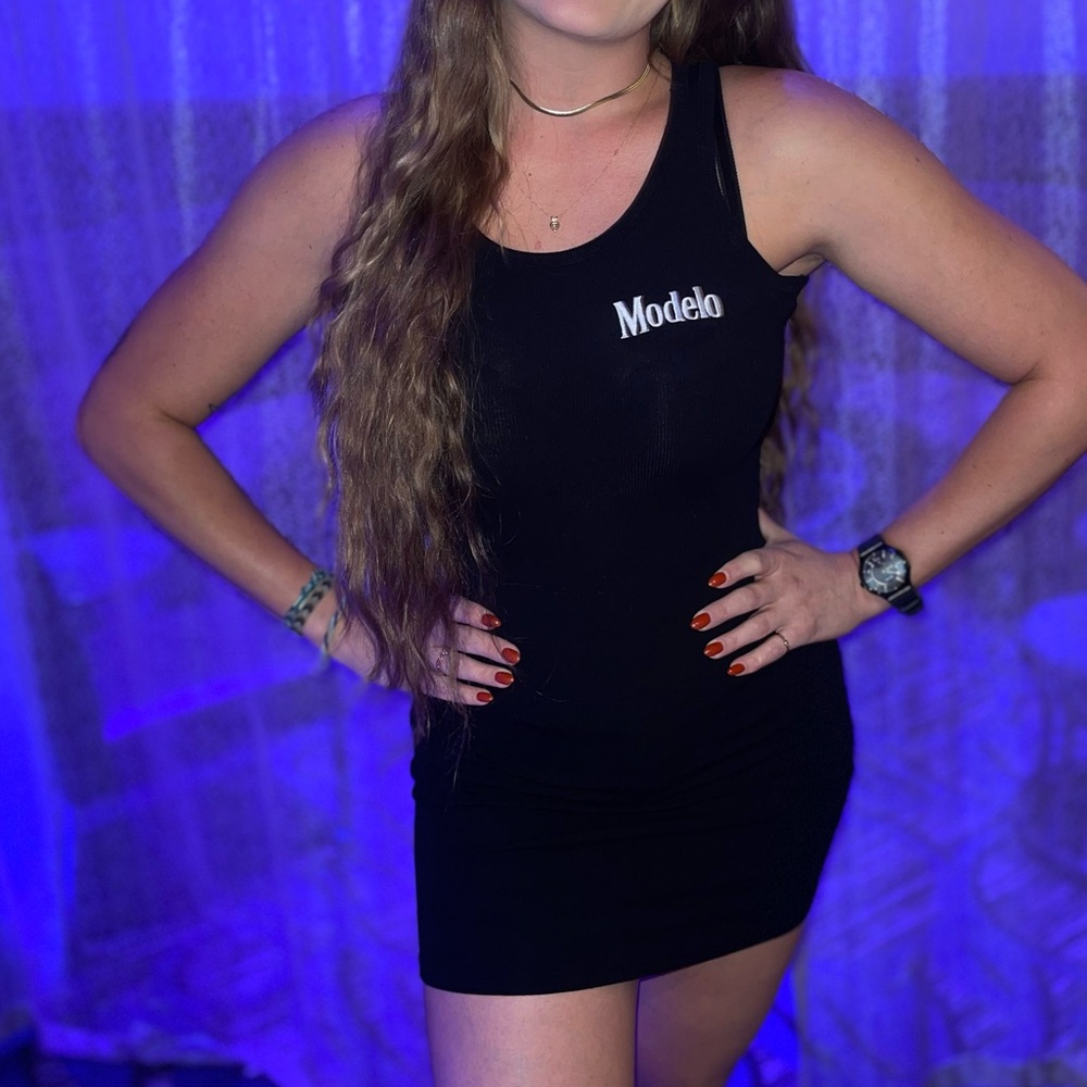 Modelo Black Tank Dress